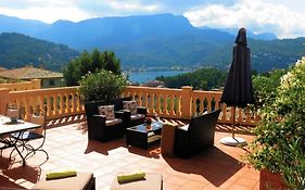 Apartamento En El Puerto De Soller Con Gran Terraza Privada Y Vistas Al Mar. Piscina Comunitaria. Localizado En Un Zona Tranquila Y Muy Soleada. Wifi Gratis Disponible. Parking.